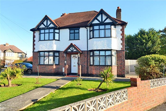 3 Bedroom Semi-Detached House For Sale In Hazlemere Gardens, Worcester Park, KT4