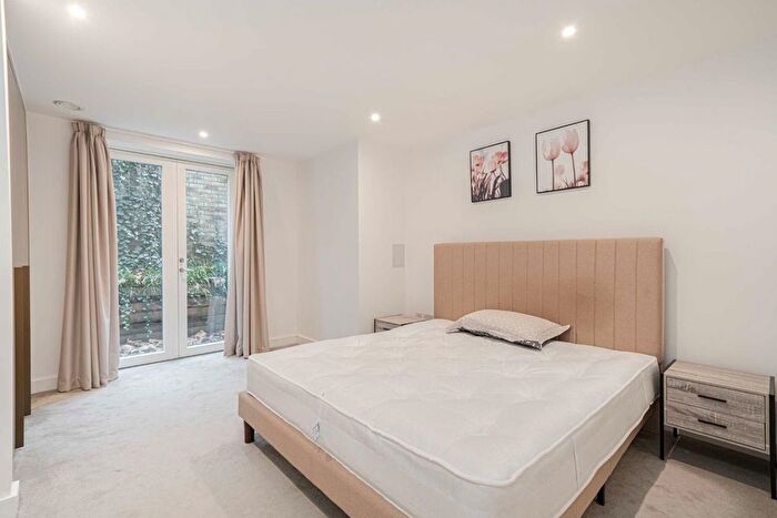 3 Bedroom Flat To Rent In Sinclair Road, London, W14