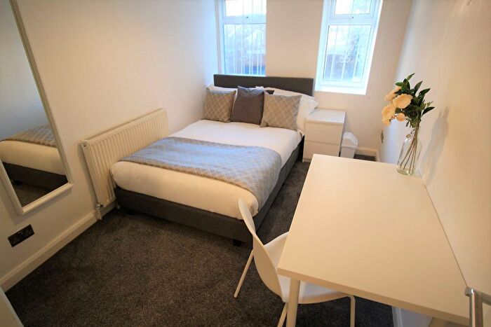 2 Bedroom Flat To Rent In Kelso Road, Leeds, LS2