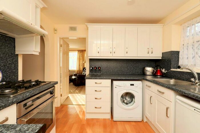 3 Bedroom Semi-Detached House For Sale In Moorland Avenue, Walkeringham, Doncaster, DN10