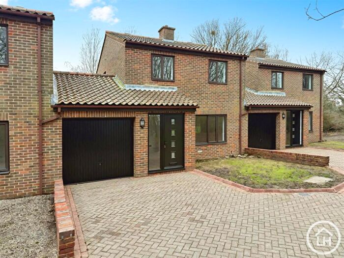 3 Bedroom Link Detached House For Sale In Beaumont Davey Close, Faversham, ME13