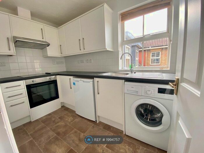 2 Bedroom Flat To Rent In Woods Road, Peckham, SE15