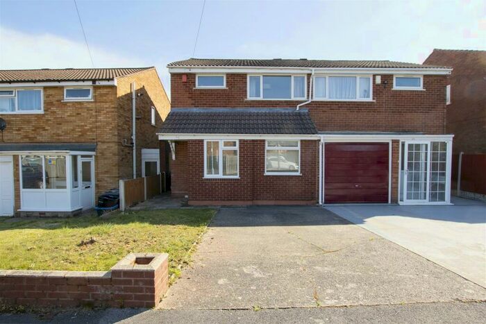 3 Bedroom House To Rent In Wellman Croft, Birmingham, B29