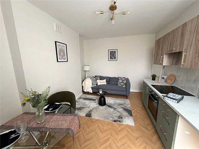 2 Bedroom Flat To Rent In Rockley Road, London, W14