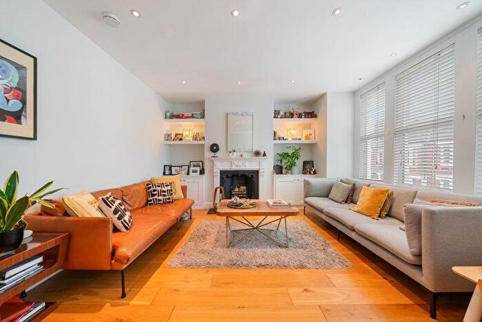 2 Bedroom Flat To Rent In Hazelbourne Road, London, SW12