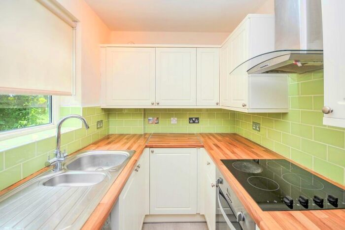 2 Bedroom Flat To Rent In Croft Close, Chislehurst, Kent, BR7
