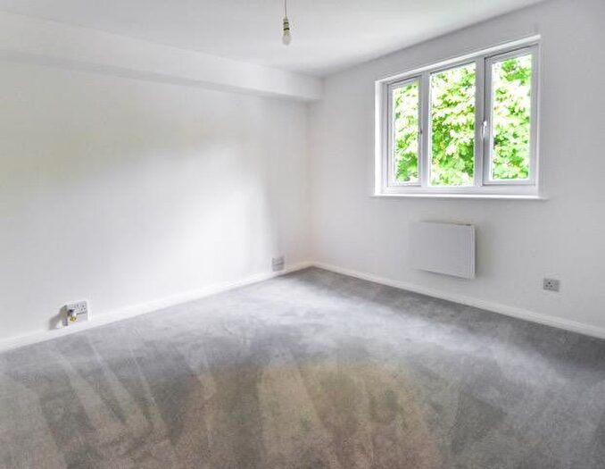 2 Bedroom Flat To Rent In Alexandra Gardens, Woking, GU21