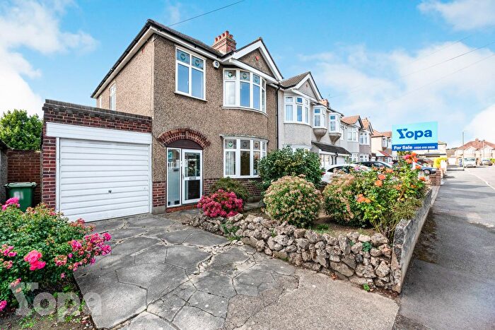 3 Bedroom Semi Detached House For Sale In Sandringham Drive, Welling, DA16