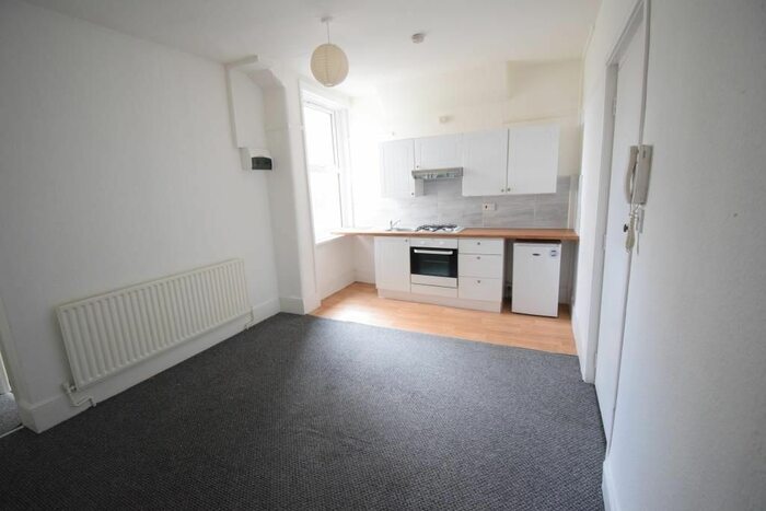 2 Bedroom Flat To Rent In Finchley Road, Golders Green, London, NW11