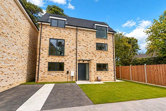 4 Bedroom Detached House To Rent In Farnborough, Hampshire, GU14