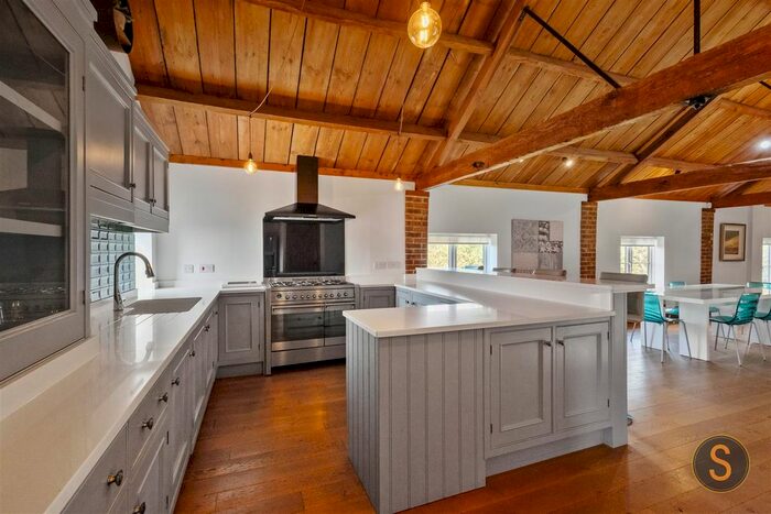 4 Bedroom Barn Conversion For Sale In Bedford Road, Houghton Regis, Dunstable, LU5