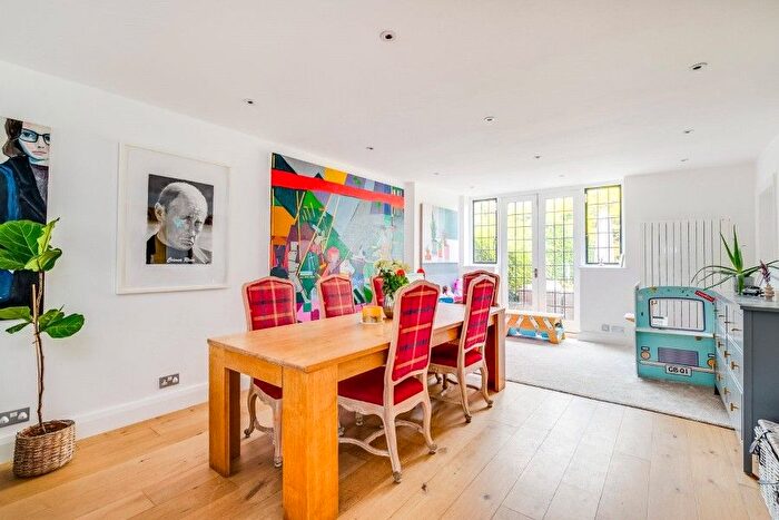 4 Bedroom Property To Rent In Raeburn Close, Hampstead Garden Suburb, NW11