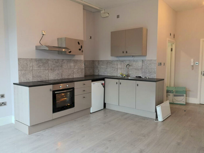 Flat To Rent In Urmston Lane, Manchester, M32