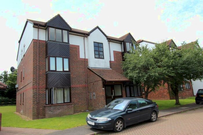 Flat To Rent In Talus Close, Purfleet, RM19