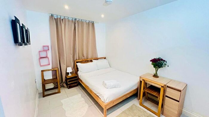 3 Bedroom Flat To Rent In Sutton Street, London, E1