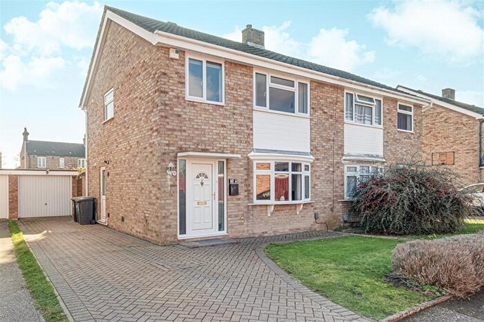 3 Bedroom Semi Detached House For Sale In Salcombe Close, Bedford, MK40