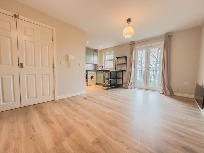 2 Bedroom Flat To Rent In Whitehall Croft, Leeds, LS12