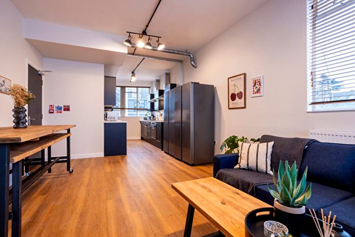 8 Bedroom Flat To Rent In Flat, London, TW1