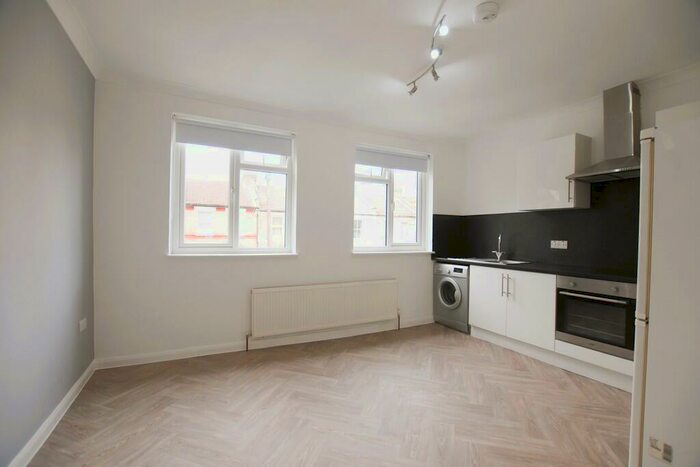 1 Bedroom Flat To Rent In Warwick Road, London, N18