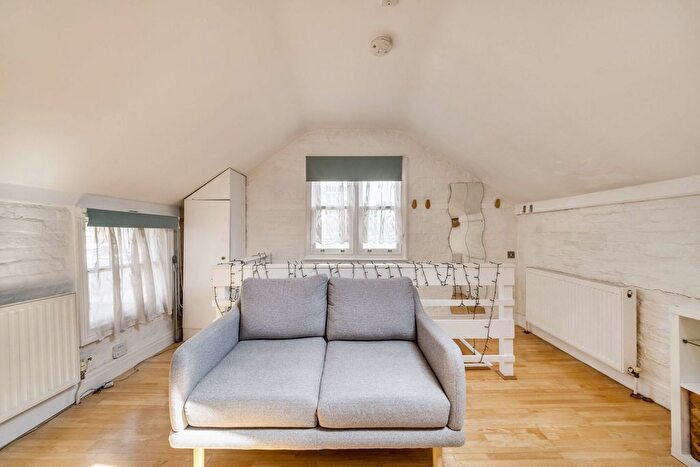 1 Bedroom Maisonette For Sale In Uxbridge Road, London, W13
