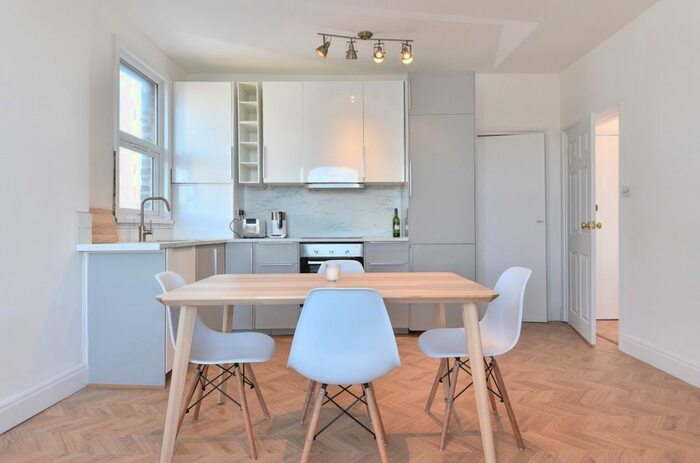 2 Bedroom Flat To Rent In Lancaster Road, London, SE25