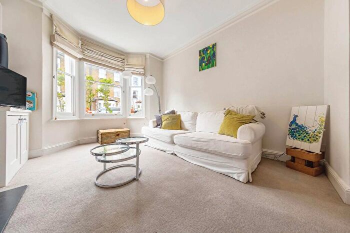 3 Bedroom Flat To Rent In Inworth Street, Battersea, London, SW11
