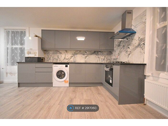 3 Bedroom Flat To Rent In Parklands Road, London, SW16