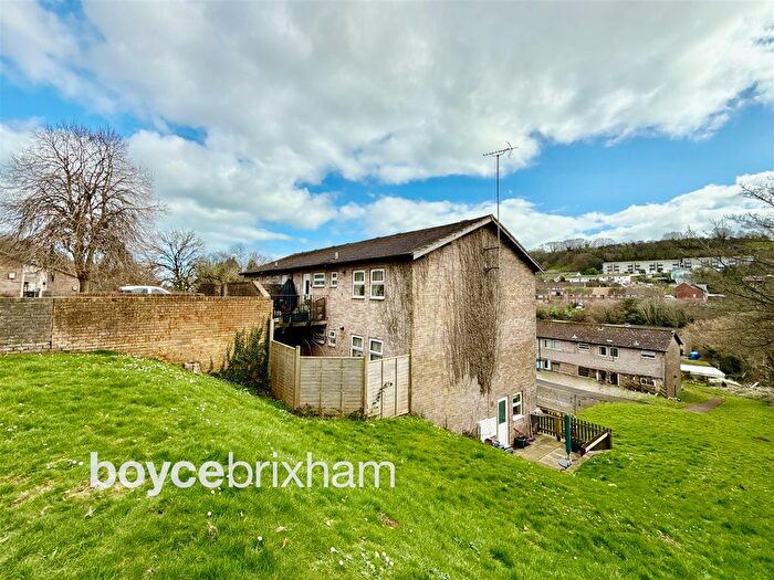 2 Bedroom Flat For Sale In Chestnut Drive, Brixham, TQ5