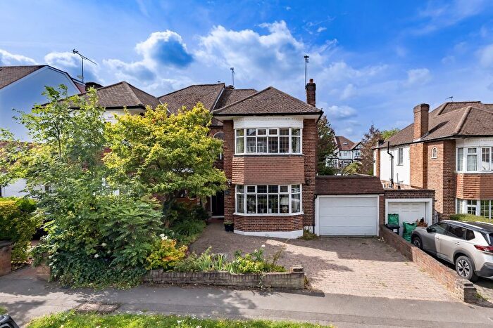 3 Bedroom Semi-Detached House For Sale In Chiltern Way, Woodford Green, IG8