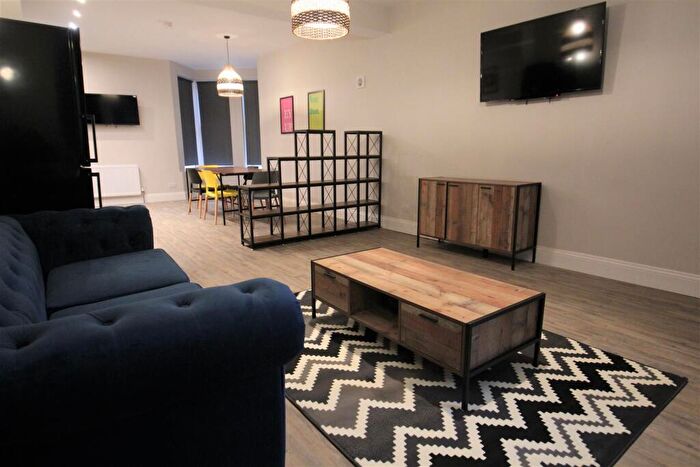 2 Bedroom Apartment To Rent In Cardigan Road, Hyde Park, Leeds, LS6