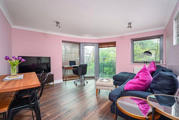 1 Bedroom Flat For Sale In Hersham Road, Walton-On-Thames, KT12