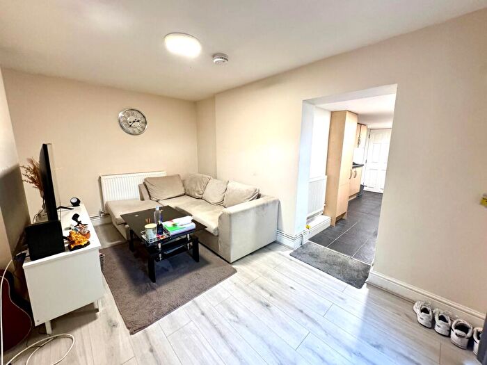 1 Bedroom Flat To Rent In Park Hill, Bickley, BR1