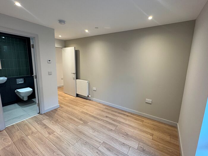 2 Bedroom Flat To Rent In Clyde Place, Glasgow, G5