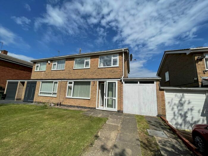 3 Bedroom Semi-Detached House To Rent In Windrush Drive, Oadby, LE2