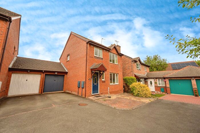 3 Bedroom Link Detached House For Sale In Howlett Place, Worcester, WR4