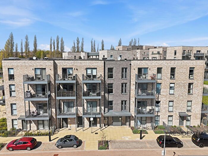 1 Bedroom Flat For Sale In Luctons Close, Loughton, IG10