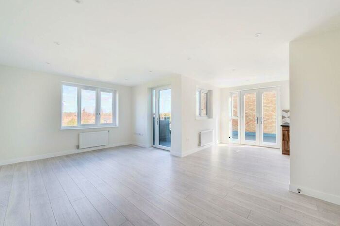 3 Bedroom Flat To Rent In Venice House, Mitcham, CR4