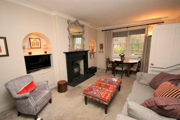 2 Bedroom Flat To Rent In Belgrave Crescent Lane, Edinburgh, EH4