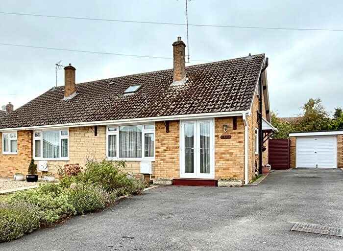 4 Bedroom Semi-Detached Bungalow For Sale In Fairway, Calne, SN11