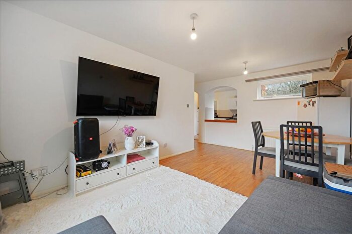 1 Bedroom Flat For Sale In Cornmow Drive, London, NW10