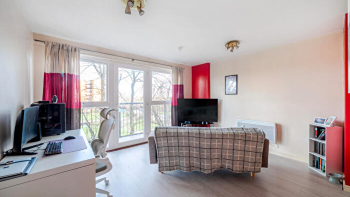 2 Bedroom Flat For Sale In Royal Crescent, Newbury Park, IG2