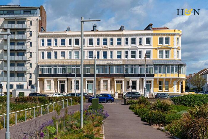 1 Bedroom Flat For Sale In Garden Apartment, Kingsway, Hove, BN3