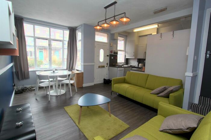 5 Bedroom Terraced House To Rent In Talbot Terrace, Burley, Leeds, LS4