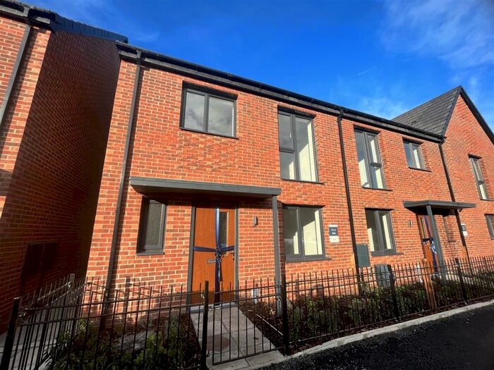 3 Bedroom Semi-Detached House To Rent In Amersham Street, M5