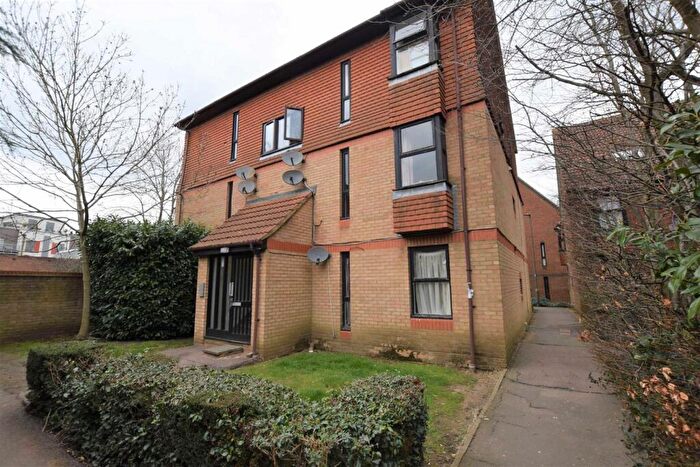 Flat To Rent In Alexander Close, East Barnet, EN4