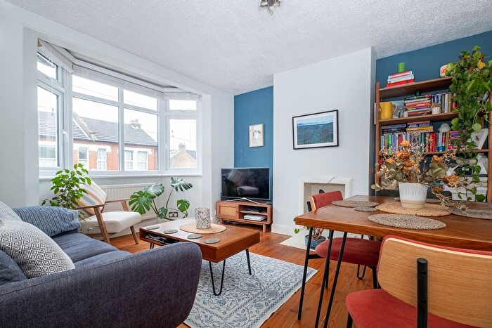 2 Bedroom Flat To Rent In Gilbert Road, London, SW19