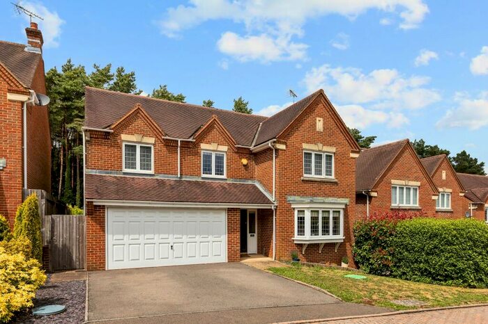 5 Bedroom Detached House For Sale In Vicarage Close, Colgate, RH12