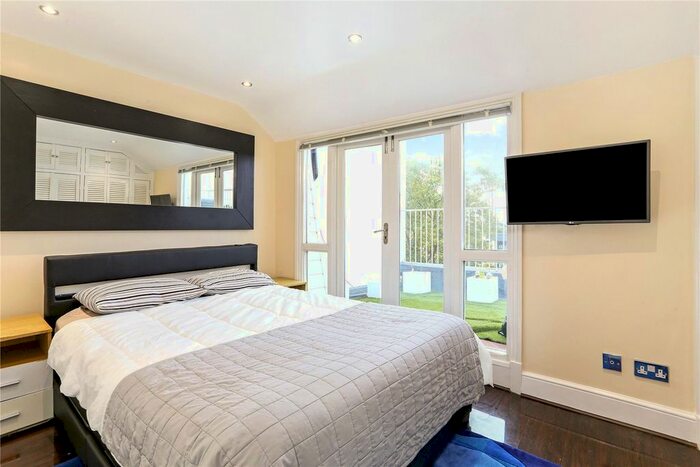 2 Bedroom Flat To Rent In Clapham Common South Side, London, SW4