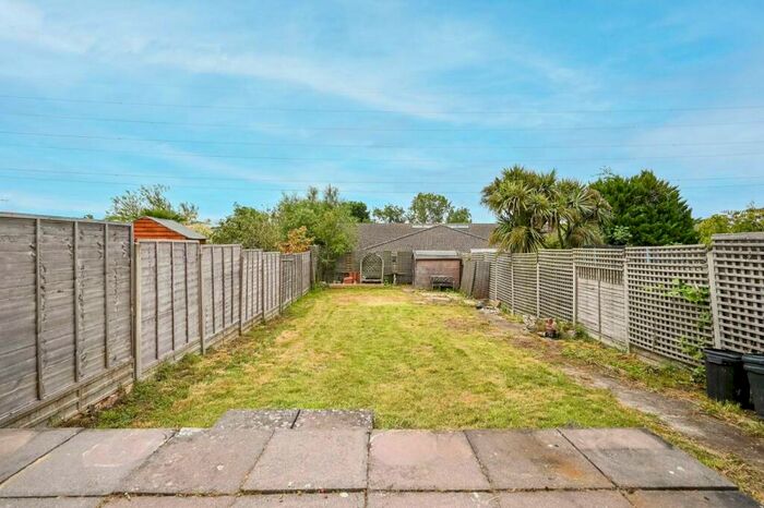 3 Bedroom Semi-Detached House To Rent In Ridge Road, Sutton, SM3