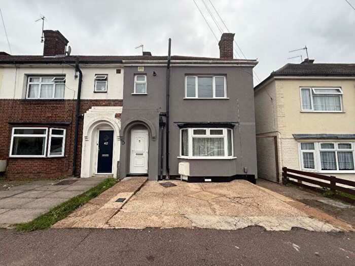 3 Bedroom Semi-Detached House For Sale In Harefield Road, Luton, LU1